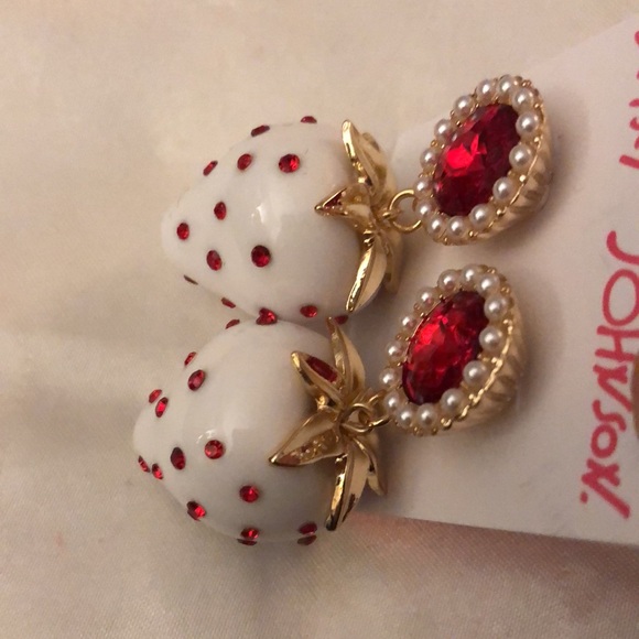 Betsey Johnson White Resin Strawberry Drop Earrings Red Crystal & Faux Pearl NWT - Picture 5 of 12